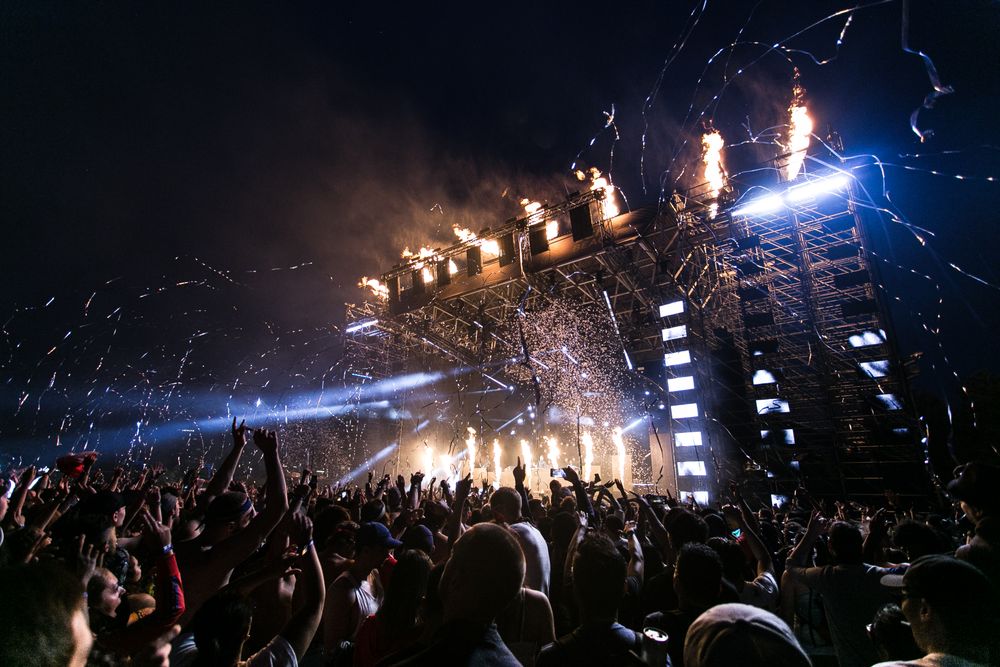 Madridbet VIP neon konser ışıkları altında lüks bahis atmosferi